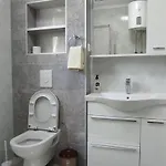 One Bedroom Gogo With Private Parking Apartman