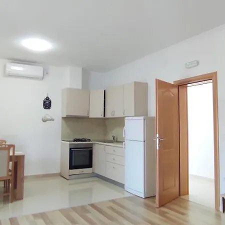 One Bedroom Gogo With Private Parking Apartment