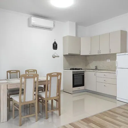 One Bedroom Gogo With Private Parking